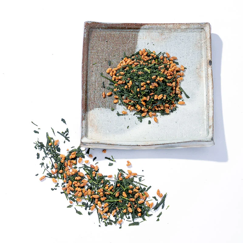 角皿に盛った池田選茶堂の玄米茶（Genmaicha）の茶葉と炒り玄米