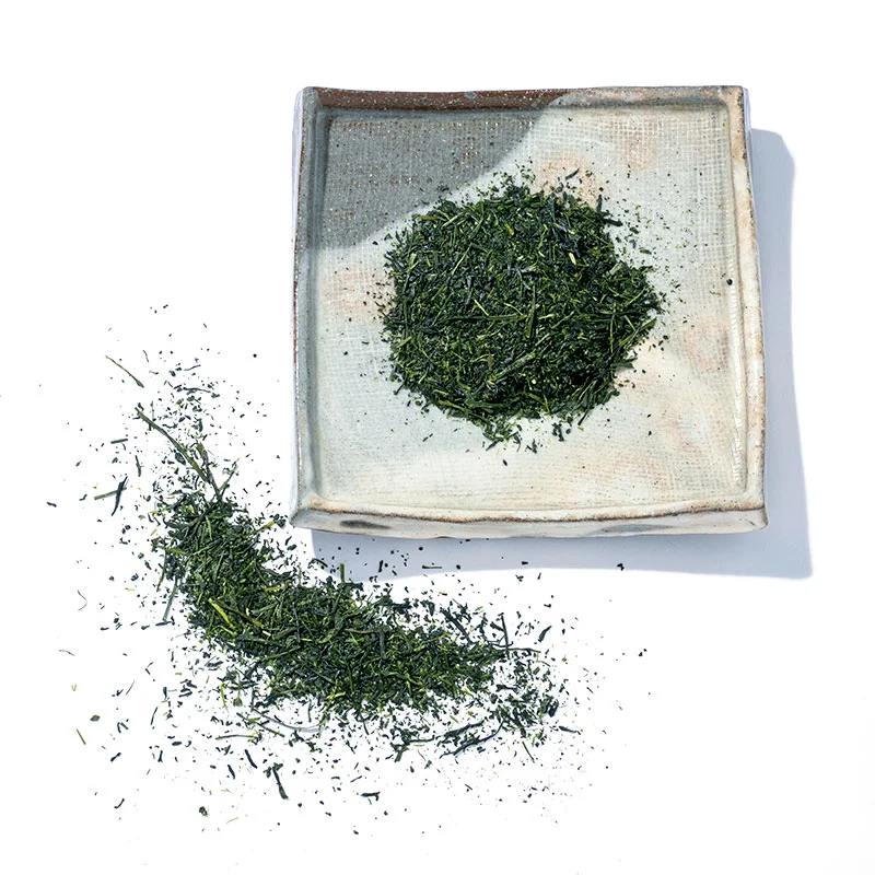 角皿に盛った池田選茶堂の知覧茶「華」（Chiran Cha Hana）の茶葉