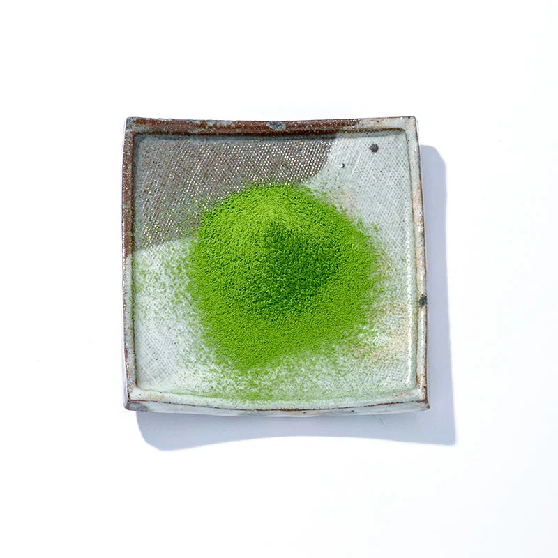 角皿に盛った池田選茶堂の有機抹茶（Matcha）の粉末